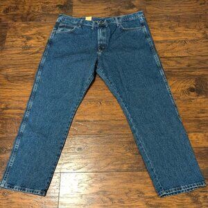 Wrangler Jeans Men's Size 42x32 Relaxed Fit Rugged Wear Dark Wash Denim NEW